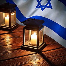 עששית לד סולארית עם נר לזכרון היקרים לנו  12.7X9ס"מ