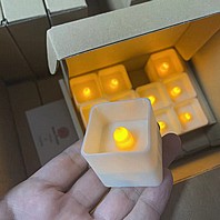נרות לד מרובעים קטנים עם להבה אור צהוב על סוללות 12 יחידות