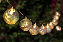 שרשרת נורות לד על סוללות גרילנדה לד סולארית לגינה 10 כדורים מבריקים