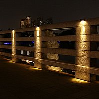 תאורה סולארית להתקנה על קיר, גדר ומדרגות מאירה בגוון חם